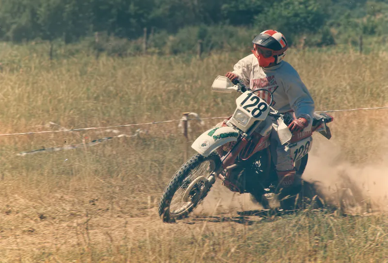 Marco Lungo in gara di enduro su Yamaha, numero 128, prova speciale a Sezze Romano nel 1989