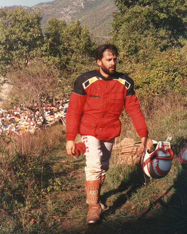 Marco Lungo nel 1988, con la giacca da enduro e il casco in mano
