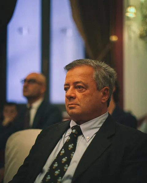 Marco Lungo serio e concentrato, durante un convegno
